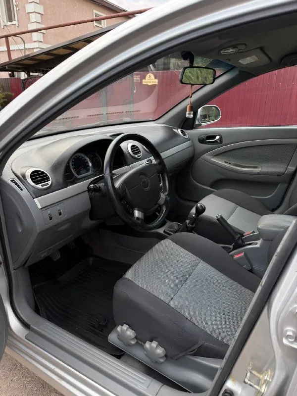 Продам chevrolet lacetti 2009 г. в. у автомобиля 2-владельца за всю историю. двигатель 1.6,пробег 140.000. автомобиль не бит, не крашен. по технической части автомобиль без нареканий. двс и кпп работают идеально. салон автомобиля чист и ухожен. комплектация ( полный электро пакет с отключением стеклоподъемников у пассажиров, управление музыки с руля, кондиционер, абс, airbag, гур) имеется сервисная книжка с записями, два ключа, сигнализация starline (два брелка)с обратной связью и автазапуском. 2 дня назад пройден тех. осмотр, диагностика на руках в мрео можно ехать оформлять сразу. цена 600.000.есть видеообзор max 89939173771 сотовый 89490938925 - фотография - 6
