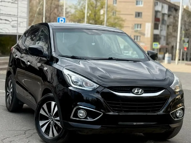 Hyundai ix35 2014 рестайлинг двигатель 2.0 бензин коробка обычный автомат пробег 153000 родной автомобиль в отличном состоянии, двигатель работает идеально, коробка переключает без пинков и задержек, кузов целый без ржавчины и гнили, салон чист, цел и ухожен хорошая комплектация:двухзонный климат контроль, сенсорный монитор, подогрев всех сидений, эл зеркала, проекция на лобовое, парктроники, камера заднего вида, помощь при вождение, abs esp, bluetooth aux. и еще много чего цена 1430000 возможен торг +79495035528 📞 🇷🇺 звоните: +79495035528 - фотография - 1