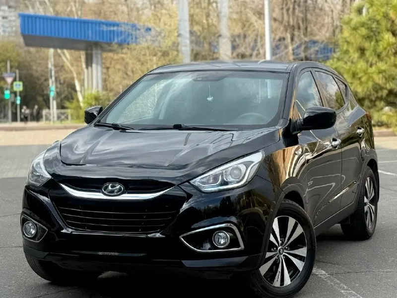 Hyundai ix35 2014 рестайлинг двигатель 2.0 бензин коробка обычный автомат пробег 153000 родной автомобиль в отличном состоянии, двигатель работает идеально, коробка переключает без пинков и задержек, кузов целый без ржавчины и гнили, салон чист, цел и ухожен хорошая комплектация:двухзонный климат контроль, сенсорный монитор, подогрев всех сидений, эл зеркала, проекция на лобовое, парктроники, камера заднего вида, помощь при вождение, abs esp, bluetooth aux. и еще много чего цена 1430000 возможен торг +79495035528 📞 🇷🇺 звоните: +79495035528 - фотография - 2