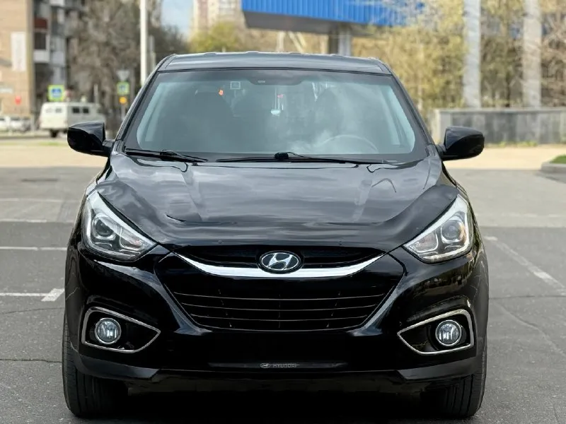 Hyundai ix35 2014 рестайлинг двигатель 2.0 бензин коробка обычный автомат пробег 153000 родной автомобиль в отличном состоянии, двигатель работает идеально, коробка переключает без пинков и задержек, кузов целый без ржавчины и гнили, салон чист, цел и ухожен хорошая комплектация:двухзонный климат контроль, сенсорный монитор, подогрев всех сидений, эл зеркала, проекция на лобовое, парктроники, камера заднего вида, помощь при вождение, abs esp, bluetooth aux. и еще много чего цена 1430000 возможен торг +79495035528 📞 🇷🇺 звоните: +79495035528 - фотография - 3