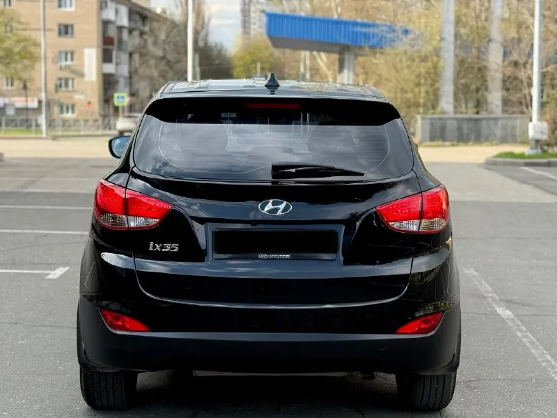 Hyundai ix35 2014 рестайлинг двигатель 2.0 бензин коробка обычный автомат пробег 153000 родной автомобиль в отличном состоянии, двигатель работает идеально, коробка переключает без пинков и задержек, кузов целый без ржавчины и гнили, салон чист, цел и ухожен хорошая комплектация:двухзонный климат контроль, сенсорный монитор, подогрев всех сидений, эл зеркала, проекция на лобовое, парктроники, камера заднего вида, помощь при вождение, abs esp, bluetooth aux. и еще много чего цена 1430000 возможен торг +79495035528 📞 🇷🇺 звоните: +79495035528 - фотография - 4