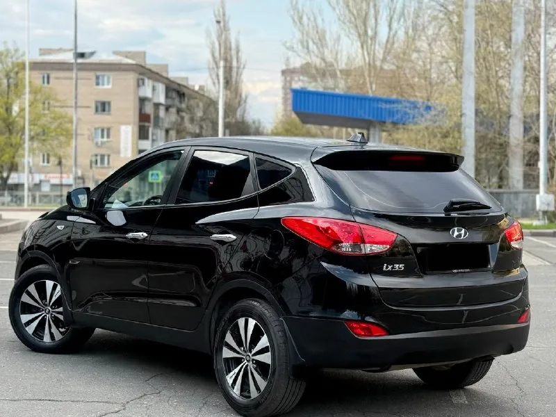 Hyundai ix35 2014 рестайлинг двигатель 2.0 бензин коробка обычный автомат пробег 153000 родной автомобиль в отличном состоянии, двигатель работает идеально, коробка переключает без пинков и задержек, кузов целый без ржавчины и гнили, салон чист, цел и ухожен хорошая комплектация:двухзонный климат контроль, сенсорный монитор, подогрев всех сидений, эл зеркала, проекция на лобовое, парктроники, камера заднего вида, помощь при вождение, abs esp, bluetooth aux. и еще много чего цена 1430000 возможен торг +79495035528 📞 🇷🇺 звоните: +79495035528 - фотография - 5