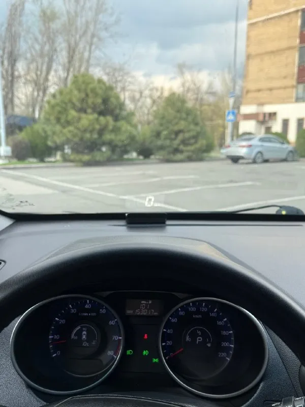 Hyundai ix35 2014 рестайлинг двигатель 2.0 бензин коробка обычный автомат пробег 153000 родной автомобиль в отличном состоянии, двигатель работает идеально, коробка переключает без пинков и задержек, кузов целый без ржавчины и гнили, салон чист, цел и ухожен хорошая комплектация:двухзонный климат контроль, сенсорный монитор, подогрев всех сидений, эл зеркала, проекция на лобовое, парктроники, камера заднего вида, помощь при вождение, abs esp, bluetooth aux. и еще много чего цена 1430000 возможен торг +79495035528 📞 🇷🇺 звоните: +79495035528 - фотография - 6