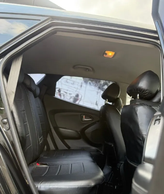 Hyundai ix35 2014 рестайлинг двигатель 2.0 бензин коробка обычный автомат пробег 153000 родной автомобиль в отличном состоянии, двигатель работает идеально, коробка переключает без пинков и задержек, кузов целый без ржавчины и гнили, салон чист, цел и ухожен хорошая комплектация:двухзонный климат контроль, сенсорный монитор, подогрев всех сидений, эл зеркала, проекция на лобовое, парктроники, камера заднего вида, помощь при вождение, abs esp, bluetooth aux. и еще много чего цена 1430000 возможен торг +79495035528 📞 🇷🇺 звоните: +79495035528 - фотография - 7