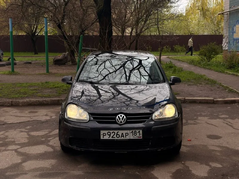 Volkswagen golf год: 2004 тип кпп: механическая пробег: 247000 дополнительная информация: golf 5, мотор 1.4, механика, техничка вся на пять баллов, сел и поехал. кондей холодит, печка греет. свежие тормоза в круг, вырезан кат, прошита на евро два, установлен пламегаситель, кат отдам вместе с машиной, он целый, не рассыпался. есть вмятина на правом переднем крыле и на заднем левом (жена притерла забор). стоит музыка, 6 хороших динамиков спереди, андроид магнитола и камера заднего вида. машина хорошая, но внешкой заниматься некогда. в комплекте отдам новый бампер и крыло, а так же два комплекта резины, зима новая, один сезон, лето поездит еще два-три. осмотр в донецке. цена: 480000 руб. 📞 звоните/пишите тг: +79200607674 📞 звоните: +7(920)0607674 - фотография - 1