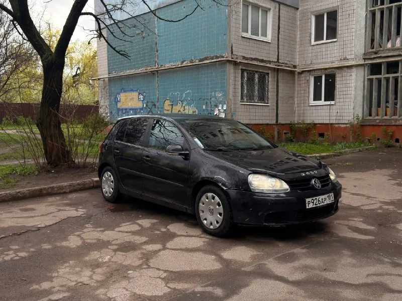 Volkswagen golf год: 2004 тип кпп: механическая пробег: 247000 дополнительная информация: golf 5, мотор 1.4, механика, техничка вся на пять баллов, сел и поехал. кондей холодит, печка греет. свежие тормоза в круг, вырезан кат, прошита на евро два, установлен пламегаситель, кат отдам вместе с машиной, он целый, не рассыпался. есть вмятина на правом переднем крыле и на заднем левом (жена притерла забор). стоит музыка, 6 хороших динамиков спереди, андроид магнитола и камера заднего вида. машина хорошая, но внешкой заниматься некогда. в комплекте отдам новый бампер и крыло, а так же два комплекта резины, зима новая, один сезон, лето поездит еще два-три. осмотр в донецке. цена: 480000 руб. 📞 звоните/пишите тг: +79200607674 📞 звоните: +7(920)0607674 - фотография - 2