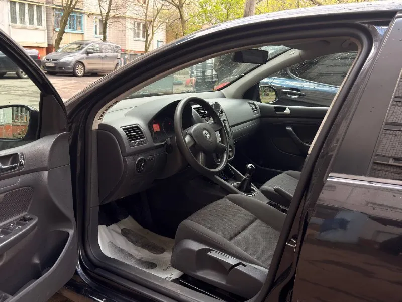 Volkswagen golf год: 2004 тип кпп: механическая пробег: 247000 дополнительная информация: golf 5, мотор 1.4, механика, техничка вся на пять баллов, сел и поехал. кондей холодит, печка греет. свежие тормоза в круг, вырезан кат, прошита на евро два, установлен пламегаситель, кат отдам вместе с машиной, он целый, не рассыпался. есть вмятина на правом переднем крыле и на заднем левом (жена притерла забор). стоит музыка, 6 хороших динамиков спереди, андроид магнитола и камера заднего вида. машина хорошая, но внешкой заниматься некогда. в комплекте отдам новый бампер и крыло, а так же два комплекта резины, зима новая, один сезон, лето поездит еще два-три. осмотр в донецке. цена: 480000 руб. 📞 звоните/пишите тг: +79200607674 📞 звоните: +7(920)0607674 - фотография - 5