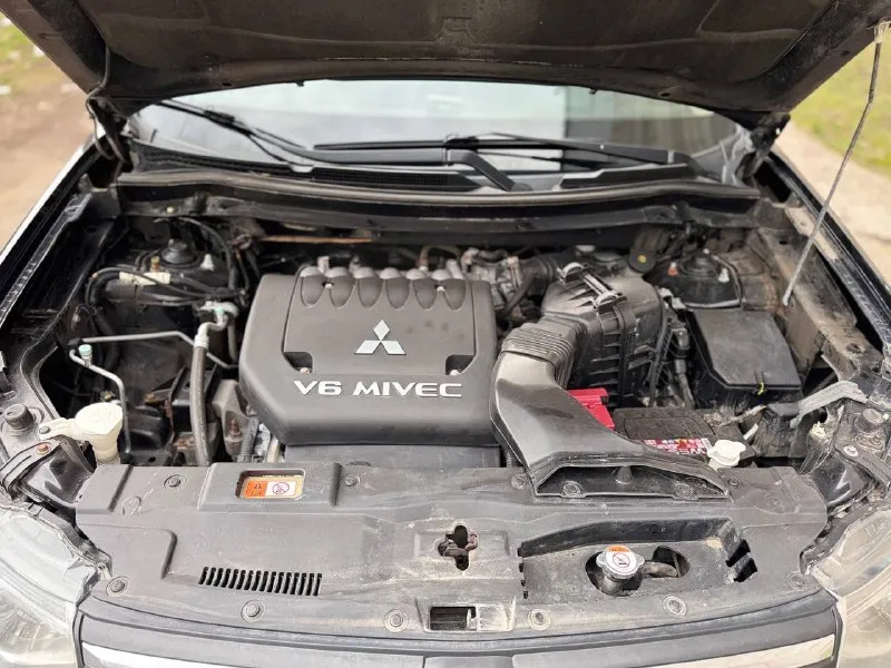 Продам mitsubishi outlander iii (gf), 2013 г. 3.0 v6, автомат aisin, 4wd с тремя режимами работы, в пред максимальной комплектации. Пробег 210000, второй хозяин.
Надёжная и редкая версия с атмосферным v6 3.0 и классическим автоматом aisin с пониженной передачей (не вариатор).
Кожаный салон, двухзонный климат-контроль, подогрев передних сидений, электрорегулирвака сидений, полный мульти руль, круиз контроль, мультимедия с bluetooth и usb, камера заднего вида, парктроники, дорогой лед свет, много электронных помощников. Проведено большое то, все технические жидкости новые, тормоза новые, новые свечи, передняя подвеска перебралась перед зимой, задняя сейчас, новый генератор, новый аккумулятор, новая топливная система полностью, двигатель коробка работают идеально.
Кузов без повреждений, косметика по возрасту. Расход 9 трасса, 11 город. Обслуживание максимально не дорогое, все запчасти всегда в наличии.
Один из самых надёжных outlander’ов в линейке, причина продажи личные обстоятельства от автомобиля не избавляюсь. Оформление через мрэо.
Техосмотр пройден.
Осмотр донецк центр.
Цена: 1 590 000.
+7 (949) 089-35-30 - фотография - 10