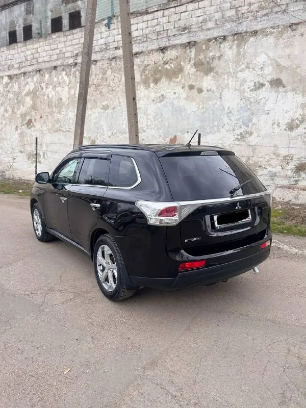 Продам mitsubishi outlander iii (gf), 2013 г. 3.0 v6, автомат aisin, 4wd с тремя режимами работы, в пред максимальной комплектации. Пробег 210000, второй хозяин.
Надёжная и редкая версия с атмосферным v6 3.0 и классическим автоматом aisin с пониженной передачей (не вариатор).
Кожаный салон, двухзонный климат-контроль, подогрев передних сидений, электрорегулирвака сидений, полный мульти руль, круиз контроль, мультимедия с bluetooth и usb, камера заднего вида, парктроники, дорогой лед свет, много электронных помощников. Проведено большое то, все технические жидкости новые, тормоза новые, новые свечи, передняя подвеска перебралась перед зимой, задняя сейчас, новый генератор, новый аккумулятор, новая топливная система полностью, двигатель коробка работают идеально.
Кузов без повреждений, косметика по возрасту. Расход 9 трасса, 11 город. Обслуживание максимально не дорогое, все запчасти всегда в наличии.
Один из самых надёжных outlander’ов в линейке, причина продажи личные обстоятельства от автомобиля не избавляюсь. Оформление через мрэо.
Техосмотр пройден.
Осмотр донецк центр.
Цена: 1 590 000.
+7 (949) 089-35-30 - фотография - 4