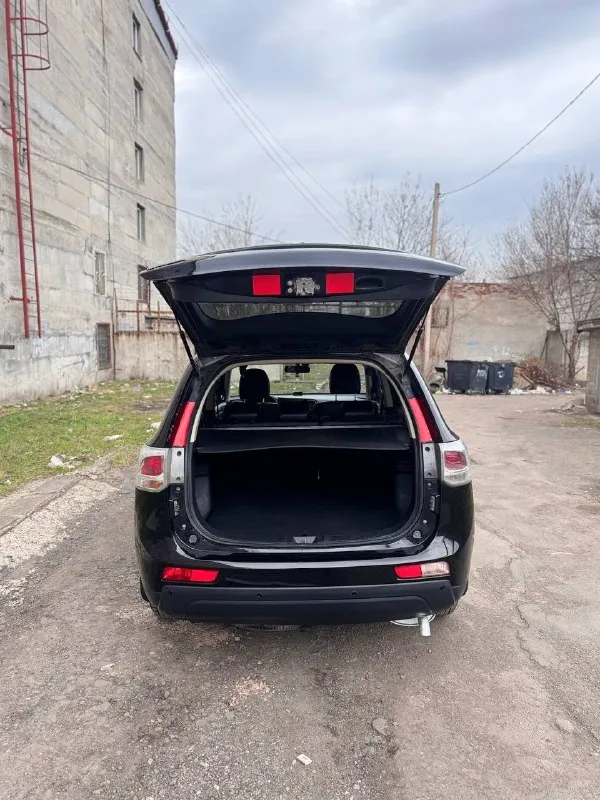 Продам mitsubishi outlander iii (gf), 2013 г. 3.0 v6, автомат aisin, 4wd с тремя режимами работы, в пред максимальной комплектации. Пробег 210000, второй хозяин.
Надёжная и редкая версия с атмосферным v6 3.0 и классическим автоматом aisin с пониженной передачей (не вариатор).
Кожаный салон, двухзонный климат-контроль, подогрев передних сидений, электрорегулирвака сидений, полный мульти руль, круиз контроль, мультимедия с bluetooth и usb, камера заднего вида, парктроники, дорогой лед свет, много электронных помощников. Проведено большое то, все технические жидкости новые, тормоза новые, новые свечи, передняя подвеска перебралась перед зимой, задняя сейчас, новый генератор, новый аккумулятор, новая топливная система полностью, двигатель коробка работают идеально.
Кузов без повреждений, косметика по возрасту. Расход 9 трасса, 11 город. Обслуживание максимально не дорогое, все запчасти всегда в наличии.
Один из самых надёжных outlander’ов в линейке, причина продажи личные обстоятельства от автомобиля не избавляюсь. Оформление через мрэо.
Техосмотр пройден.
Осмотр донецк центр.
Цена: 1 590 000.
+7 (949) 089-35-30 - фотография - 5