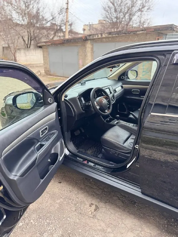 Продам mitsubishi outlander iii (gf), 2013 г. 3.0 v6, автомат aisin, 4wd с тремя режимами работы, в пред максимальной комплектации. Пробег 210000, второй хозяин.
Надёжная и редкая версия с атмосферным v6 3.0 и классическим автоматом aisin с пониженной передачей (не вариатор).
Кожаный салон, двухзонный климат-контроль, подогрев передних сидений, электрорегулирвака сидений, полный мульти руль, круиз контроль, мультимедия с bluetooth и usb, камера заднего вида, парктроники, дорогой лед свет, много электронных помощников. Проведено большое то, все технические жидкости новые, тормоза новые, новые свечи, передняя подвеска перебралась перед зимой, задняя сейчас, новый генератор, новый аккумулятор, новая топливная система полностью, двигатель коробка работают идеально.
Кузов без повреждений, косметика по возрасту. Расход 9 трасса, 11 город. Обслуживание максимально не дорогое, все запчасти всегда в наличии.
Один из самых надёжных outlander’ов в линейке, причина продажи личные обстоятельства от автомобиля не избавляюсь. Оформление через мрэо.
Техосмотр пройден.
Осмотр донецк центр.
Цена: 1 590 000.
+7 (949) 089-35-30 - фотография - 8