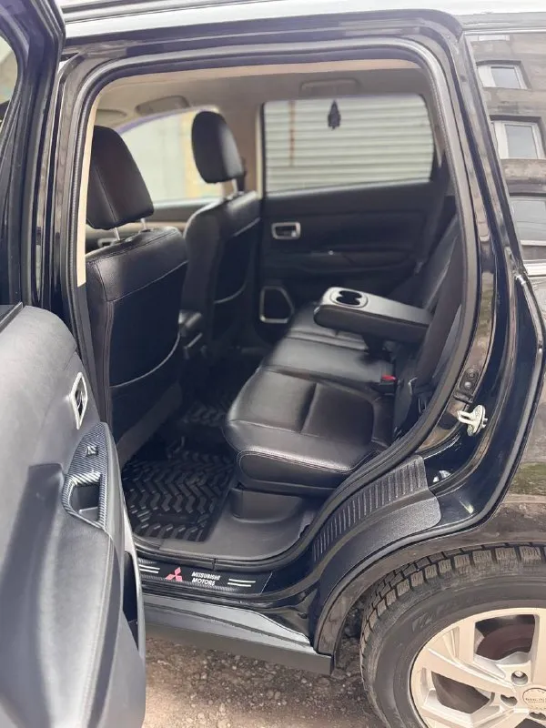 Продам mitsubishi outlander iii (gf), 2013 г. 3.0 v6, автомат aisin, 4wd с тремя режимами работы, в пред максимальной комплектации. Пробег 210000, второй хозяин.
Надёжная и редкая версия с атмосферным v6 3.0 и классическим автоматом aisin с пониженной передачей (не вариатор).
Кожаный салон, двухзонный климат-контроль, подогрев передних сидений, электрорегулирвака сидений, полный мульти руль, круиз контроль, мультимедия с bluetooth и usb, камера заднего вида, парктроники, дорогой лед свет, много электронных помощников. Проведено большое то, все технические жидкости новые, тормоза новые, новые свечи, передняя подвеска перебралась перед зимой, задняя сейчас, новый генератор, новый аккумулятор, новая топливная система полностью, двигатель коробка работают идеально.
Кузов без повреждений, косметика по возрасту. Расход 9 трасса, 11 город. Обслуживание максимально не дорогое, все запчасти всегда в наличии.
Один из самых надёжных outlander’ов в линейке, причина продажи личные обстоятельства от автомобиля не избавляюсь. Оформление через мрэо.
Техосмотр пройден.
Осмотр донецк центр.
Цена: 1 590 000.
+7 (949) 089-35-30 - фотография - 9