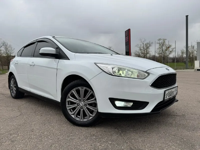 Продам хороший, обслуженный, дилерский ford focus 3 рестайлинг двигатель 1.6(125л. с) 🚗✨ год выпуска 2017г. 📅 родной пробег 161т. км. 🛣 2 владельца за все время 👥 жирная комплектация с подогревом руля, сидений. в салоне работает каждая кнопочка, кондиционер холодит! ❄️ стоит дорогая андроид магнитола с камерой заднего вида 📹, дополнительно устанавливал саб буфер, шикарный звук с акустикой sony 🎵. денег на машину не жалел! 💰 тех. осмотр пройден, быстрая продажа. 🏁 цена 900 000р, хороший торг! 💸 осмотр в городе донецк. 📍 телефон для связи +79498477720 📞 - фотография - 1