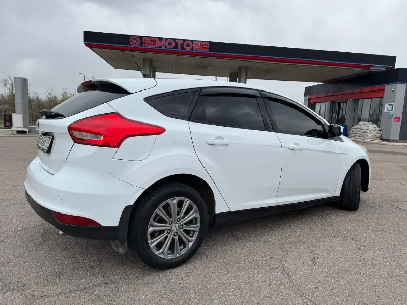 Продам хороший, обслуженный, дилерский ford focus 3 рестайлинг двигатель 1.6(125л. с) 🚗✨ год выпуска 2017г. 📅 родной пробег 161т. км. 🛣 2 владельца за все время 👥 жирная комплектация с подогревом руля, сидений. в салоне работает каждая кнопочка, кондиционер холодит! ❄️ стоит дорогая андроид магнитола с камерой заднего вида 📹, дополнительно устанавливал саб буфер, шикарный звук с акустикой sony 🎵. денег на машину не жалел! 💰 тех. осмотр пройден, быстрая продажа. 🏁 цена 900 000р, хороший торг! 💸 осмотр в городе донецк. 📍 телефон для связи +79498477720 📞 - фотография - 2