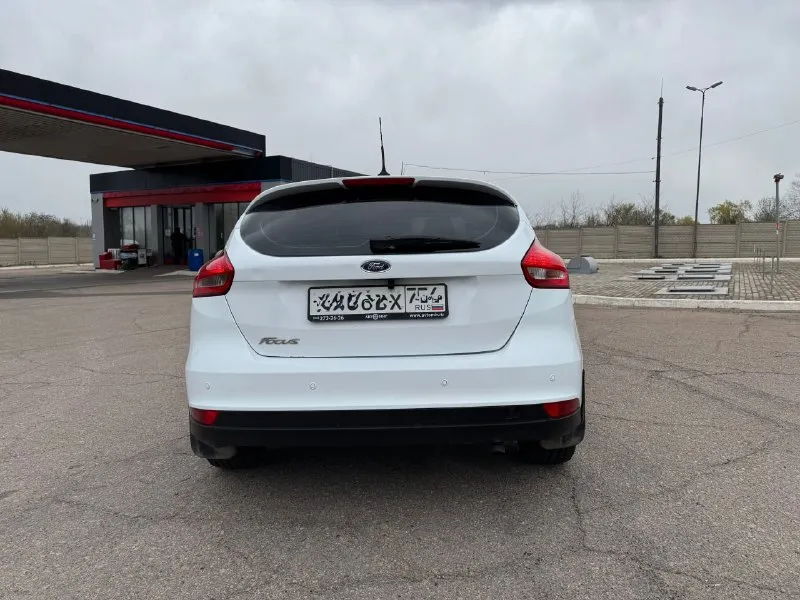 Продам хороший, обслуженный, дилерский ford focus 3 рестайлинг двигатель 1.6(125л. с) 🚗✨ год выпуска 2017г. 📅 родной пробег 161т. км. 🛣 2 владельца за все время 👥 жирная комплектация с подогревом руля, сидений. в салоне работает каждая кнопочка, кондиционер холодит! ❄️ стоит дорогая андроид магнитола с камерой заднего вида 📹, дополнительно устанавливал саб буфер, шикарный звук с акустикой sony 🎵. денег на машину не жалел! 💰 тех. осмотр пройден, быстрая продажа. 🏁 цена 900 000р, хороший торг! 💸 осмотр в городе донецк. 📍 телефон для связи +79498477720 📞 - фотография - 3