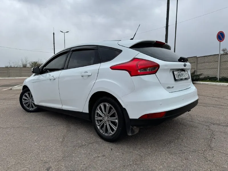 Продам хороший, обслуженный, дилерский ford focus 3 рестайлинг двигатель 1.6(125л. с) 🚗✨ год выпуска 2017г. 📅 родной пробег 161т. км. 🛣 2 владельца за все время 👥 жирная комплектация с подогревом руля, сидений. в салоне работает каждая кнопочка, кондиционер холодит! ❄️ стоит дорогая андроид магнитола с камерой заднего вида 📹, дополнительно устанавливал саб буфер, шикарный звук с акустикой sony 🎵. денег на машину не жалел! 💰 тех. осмотр пройден, быстрая продажа. 🏁 цена 900 000р, хороший торг! 💸 осмотр в городе донецк. 📍 телефон для связи +79498477720 📞 - фотография - 4