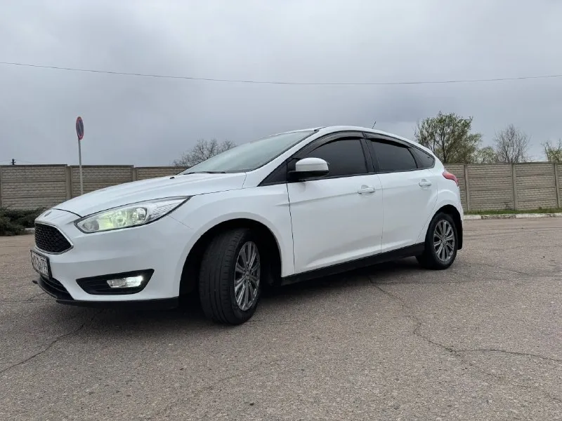 Продам хороший, обслуженный, дилерский ford focus 3 рестайлинг двигатель 1.6(125л. с) 🚗✨ год выпуска 2017г. 📅 родной пробег 161т. км. 🛣 2 владельца за все время 👥 жирная комплектация с подогревом руля, сидений. в салоне работает каждая кнопочка, кондиционер холодит! ❄️ стоит дорогая андроид магнитола с камерой заднего вида 📹, дополнительно устанавливал саб буфер, шикарный звук с акустикой sony 🎵. денег на машину не жалел! 💰 тех. осмотр пройден, быстрая продажа. 🏁 цена 900 000р, хороший торг! 💸 осмотр в городе донецк. 📍 телефон для связи +79498477720 📞 - фотография - 5