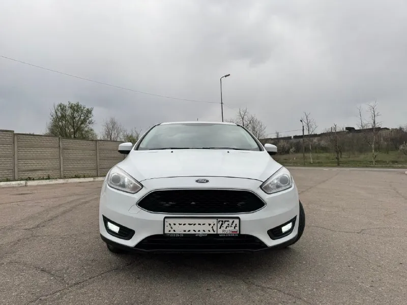 Продам хороший, обслуженный, дилерский ford focus 3 рестайлинг двигатель 1.6(125л. с) 🚗✨ год выпуска 2017г. 📅 родной пробег 161т. км. 🛣 2 владельца за все время 👥 жирная комплектация с подогревом руля, сидений. в салоне работает каждая кнопочка, кондиционер холодит! ❄️ стоит дорогая андроид магнитола с камерой заднего вида 📹, дополнительно устанавливал саб буфер, шикарный звук с акустикой sony 🎵. денег на машину не жалел! 💰 тех. осмотр пройден, быстрая продажа. 🏁 цена 900 000р, хороший торг! 💸 осмотр в городе донецк. 📍 телефон для связи +79498477720 📞 - фотография - 6