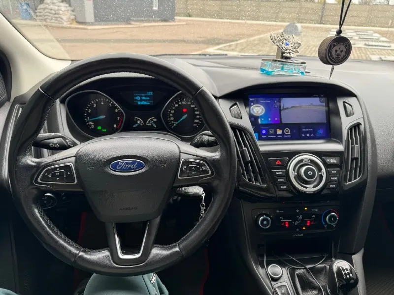 Продам хороший, обслуженный, дилерский ford focus 3 рестайлинг двигатель 1.6(125л. с) 🚗✨ год выпуска 2017г. 📅 родной пробег 161т. км. 🛣 2 владельца за все время 👥 жирная комплектация с подогревом руля, сидений. в салоне работает каждая кнопочка, кондиционер холодит! ❄️ стоит дорогая андроид магнитола с камерой заднего вида 📹, дополнительно устанавливал саб буфер, шикарный звук с акустикой sony 🎵. денег на машину не жалел! 💰 тех. осмотр пройден, быстрая продажа. 🏁 цена 900 000р, хороший торг! 💸 осмотр в городе донецк. 📍 телефон для связи +79498477720 📞 - фотография - 7