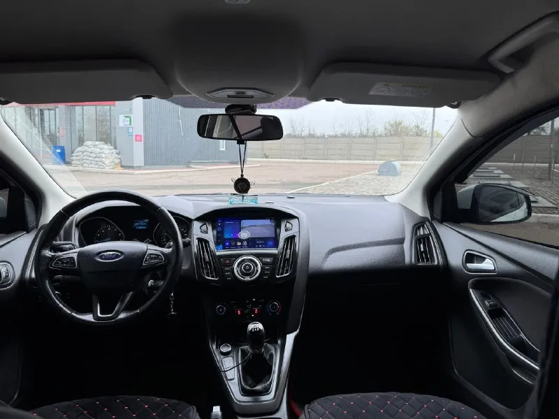 Продам хороший, обслуженный, дилерский ford focus 3 рестайлинг двигатель 1.6(125л. с) 🚗✨ год выпуска 2017г. 📅 родной пробег 161т. км. 🛣 2 владельца за все время 👥 жирная комплектация с подогревом руля, сидений. в салоне работает каждая кнопочка, кондиционер холодит! ❄️ стоит дорогая андроид магнитола с камерой заднего вида 📹, дополнительно устанавливал саб буфер, шикарный звук с акустикой sony 🎵. денег на машину не жалел! 💰 тех. осмотр пройден, быстрая продажа. 🏁 цена 900 000р, хороший торг! 💸 осмотр в городе донецк. 📍 телефон для связи +79498477720 📞 - фотография - 8