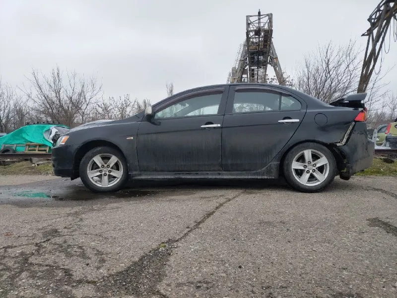 Продажа от владельца (с 2017 года). Чистая автотека. Митсубиси лансер 10 поколения, 2.0 акпп, 2007 год выпуска. Пробег реальный и составляет 219 тыс. Км. Все стекла оригинал. 2 ключа. Максимальная комплектация: подрулевые переключатели скоростей, обвес со спойлером, легкосплавные диски r16, накладки под карбон в салоне, кожаный руль, кожаная ручка кулисы, дистанционный центральный замок, климат контроль, круиз контроль, кнопки управления магнитолой на руле.
Полностью обслужена, недавно сделано большое то: заменено масло в моторе и акпп, заменен антифриз и жидкость гидроусилителя. До дтп была в очень хорошем состоянии. Повреждена задняя часть кузова, сработала подушка безопасности пассажирского сиденья. Нет времени на восстановление. Цена 350 тысяч рублей (небольшой торг для быстрого покупателя). Осмотр в районе радио рынка маяк. +79494643608 - фотография - 2