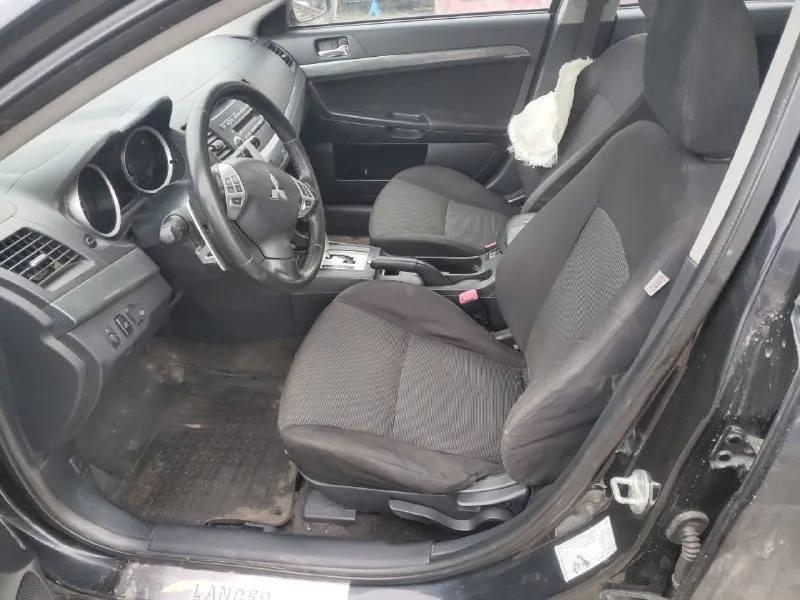 Продажа от владельца (с 2017 года). Чистая автотека. Митсубиси лансер 10 поколения, 2.0 акпп, 2007 год выпуска. Пробег реальный и составляет 219 тыс. Км. Все стекла оригинал. 2 ключа. Максимальная комплектация: подрулевые переключатели скоростей, обвес со спойлером, легкосплавные диски r16, накладки под карбон в салоне, кожаный руль, кожаная ручка кулисы, дистанционный центральный замок, климат контроль, круиз контроль, кнопки управления магнитолой на руле.
Полностью обслужена, недавно сделано большое то: заменено масло в моторе и акпп, заменен антифриз и жидкость гидроусилителя. До дтп была в очень хорошем состоянии. Повреждена задняя часть кузова, сработала подушка безопасности пассажирского сиденья. Нет времени на восстановление. Цена 350 тысяч рублей (небольшой торг для быстрого покупателя). Осмотр в районе радио рынка маяк. +79494643608 - фотография - 6