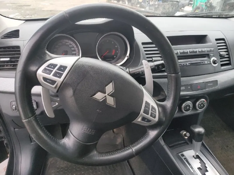 Продажа от владельца (с 2017 года). Чистая автотека. Митсубиси лансер 10 поколения, 2.0 акпп, 2007 год выпуска. Пробег реальный и составляет 219 тыс. Км. Все стекла оригинал. 2 ключа. Максимальная комплектация: подрулевые переключатели скоростей, обвес со спойлером, легкосплавные диски r16, накладки под карбон в салоне, кожаный руль, кожаная ручка кулисы, дистанционный центральный замок, климат контроль, круиз контроль, кнопки управления магнитолой на руле.
Полностью обслужена, недавно сделано большое то: заменено масло в моторе и акпп, заменен антифриз и жидкость гидроусилителя. До дтп была в очень хорошем состоянии. Повреждена задняя часть кузова, сработала подушка безопасности пассажирского сиденья. Нет времени на восстановление. Цена 350 тысяч рублей (небольшой торг для быстрого покупателя). Осмотр в районе радио рынка маяк. +79494643608 - фотография - 7