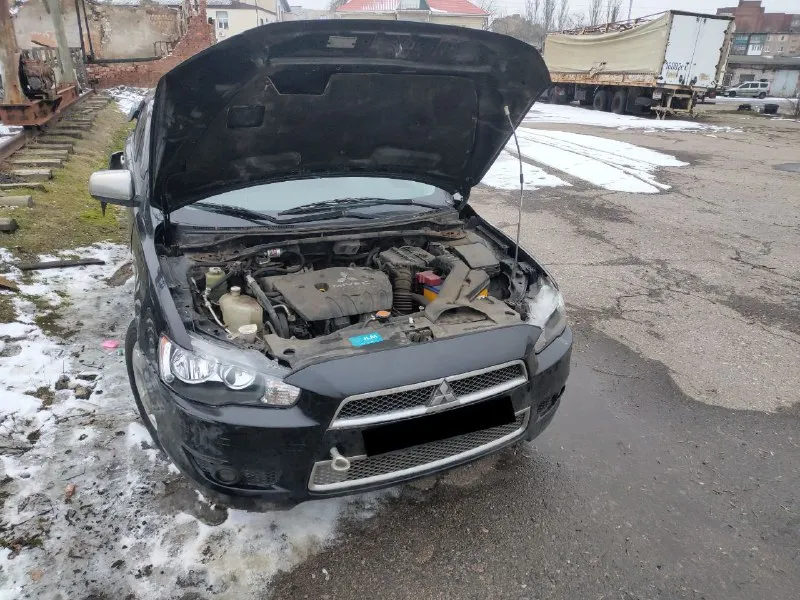 Продажа от владельца (с 2017 года). Чистая автотека. Митсубиси лансер 10 поколения, 2.0 акпп, 2007 год выпуска. Пробег реальный и составляет 219 тыс. Км. Все стекла оригинал. 2 ключа. Максимальная комплектация: подрулевые переключатели скоростей, обвес со спойлером, легкосплавные диски r16, накладки под карбон в салоне, кожаный руль, кожаная ручка кулисы, дистанционный центральный замок, климат контроль, круиз контроль, кнопки управления магнитолой на руле.
Полностью обслужена, недавно сделано большое то: заменено масло в моторе и акпп, заменен антифриз и жидкость гидроусилителя. До дтп была в очень хорошем состоянии. Повреждена задняя часть кузова, сработала подушка безопасности пассажирского сиденья. Нет времени на восстановление. Цена 350 тысяч рублей (небольшой торг для быстрого покупателя). Осмотр в районе радио рынка маяк. +79494643608 - фотография - 8