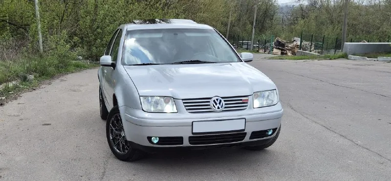 Volkswagen bora цена 550т. р. aqy 2.0-литровый 8-клапанный двигатель 115л. с мкп 5ст. пробег 222000т. км. технически чистый и исправный автомобиль. по технической части нареканий нет. двигатель, коробка, подвеска работают исправно. за машиной следил. на запчастях не экономил. все жидкости и фильтра менялись вовремя. замена масла каждые 5 тыс. км. по комплектации: 2 ключа, сервисная книга, abs, электро регулировка зеркал с подогревом, датчик дождя, 4 стеклоподъёмника, центральный замок, люк ( работает во всех положениях), 4 подушки безопасности, подогрев сидений, android магнитофон, качественная музыка передний и задний ряд, камера заднего вида. комплект колёс (зима r16 стальные + колпаки, лето r16 литые hre ff10) один собственник, учёт на мне. макеевка телеграм: @karateturtle тел. : и мах +7(949)0050816 📲 tg: @karateturtle 📞 звоните: +7(949)0050816 - фотография - 1