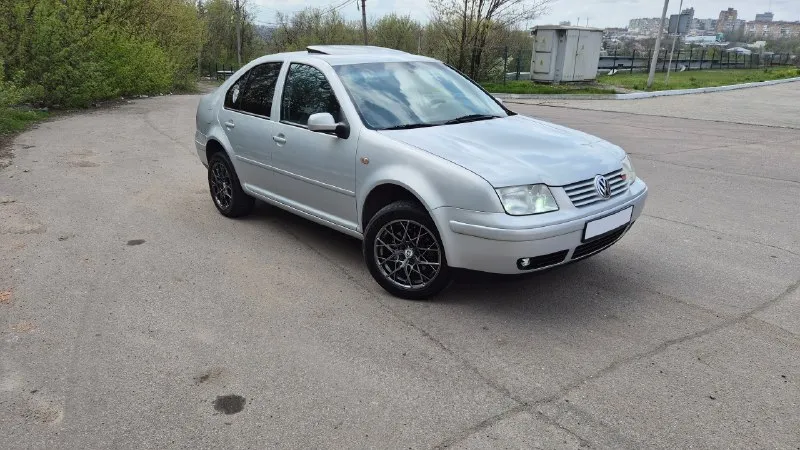 Volkswagen bora цена 550т. р. aqy 2.0-литровый 8-клапанный двигатель 115л. с мкп 5ст. пробег 222000т. км. технически чистый и исправный автомобиль. по технической части нареканий нет. двигатель, коробка, подвеска работают исправно. за машиной следил. на запчастях не экономил. все жидкости и фильтра менялись вовремя. замена масла каждые 5 тыс. км. по комплектации: 2 ключа, сервисная книга, abs, электро регулировка зеркал с подогревом, датчик дождя, 4 стеклоподъёмника, центральный замок, люк ( работает во всех положениях), 4 подушки безопасности, подогрев сидений, android магнитофон, качественная музыка передний и задний ряд, камера заднего вида. комплект колёс (зима r16 стальные + колпаки, лето r16 литые hre ff10) один собственник, учёт на мне. макеевка телеграм: @karateturtle тел. : и мах +7(949)0050816 📲 tg: @karateturtle 📞 звоните: +7(949)0050816 - фотография - 2