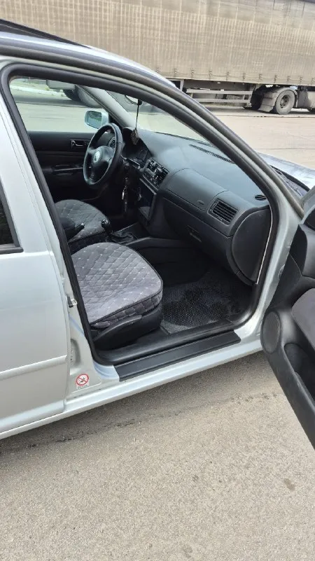 Volkswagen bora цена 550т. р. aqy 2.0-литровый 8-клапанный двигатель 115л. с мкп 5ст. пробег 222000т. км. технически чистый и исправный автомобиль. по технической части нареканий нет. двигатель, коробка, подвеска работают исправно. за машиной следил. на запчастях не экономил. все жидкости и фильтра менялись вовремя. замена масла каждые 5 тыс. км. по комплектации: 2 ключа, сервисная книга, abs, электро регулировка зеркал с подогревом, датчик дождя, 4 стеклоподъёмника, центральный замок, люк ( работает во всех положениях), 4 подушки безопасности, подогрев сидений, android магнитофон, качественная музыка передний и задний ряд, камера заднего вида. комплект колёс (зима r16 стальные + колпаки, лето r16 литые hre ff10) один собственник, учёт на мне. макеевка телеграм: @karateturtle тел. : и мах +7(949)0050816 📲 tg: @karateturtle 📞 звоните: +7(949)0050816 - фотография - 6