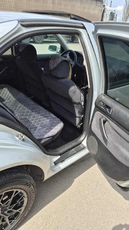 Volkswagen bora цена 550т. р. aqy 2.0-литровый 8-клапанный двигатель 115л. с мкп 5ст. пробег 222000т. км. технически чистый и исправный автомобиль. по технической части нареканий нет. двигатель, коробка, подвеска работают исправно. за машиной следил. на запчастях не экономил. все жидкости и фильтра менялись вовремя. замена масла каждые 5 тыс. км. по комплектации: 2 ключа, сервисная книга, abs, электро регулировка зеркал с подогревом, датчик дождя, 4 стеклоподъёмника, центральный замок, люк ( работает во всех положениях), 4 подушки безопасности, подогрев сидений, android магнитофон, качественная музыка передний и задний ряд, камера заднего вида. комплект колёс (зима r16 стальные + колпаки, лето r16 литые hre ff10) один собственник, учёт на мне. макеевка телеграм: @karateturtle тел. : и мах +7(949)0050816 📲 tg: @karateturtle 📞 звоните: +7(949)0050816 - фотография - 7