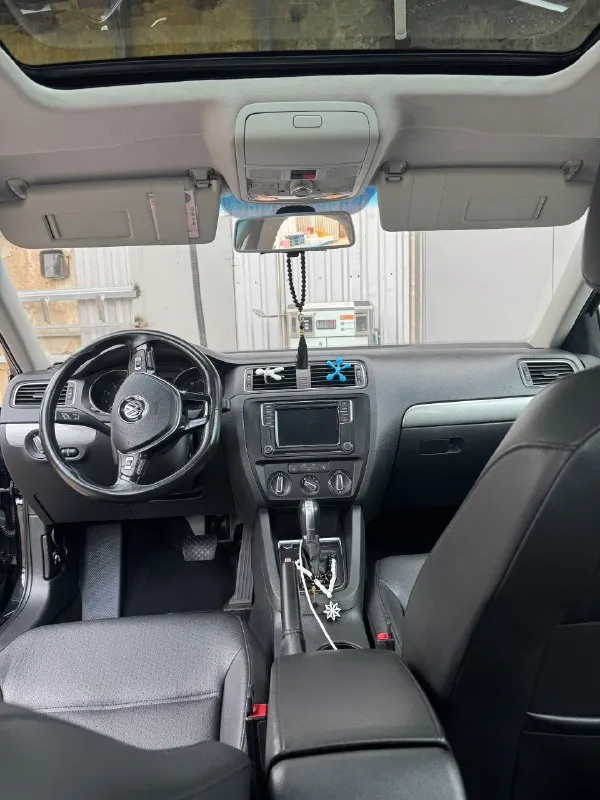 Продам volkswagen jetta 2017 года 1.4 турбо 104000 км пробег состояние отличное, работает ровно, масло ни грамма не расходует. коробка автомат, переключает плавно без рывков пинков. по ходовой никаких нареканий. комплектация se (кожа, без ключевой доступ, старт стоп, слепые зоны, подогрев сидений, зеркал и заднего стекла, люк) все работает. летняя новая резина + зимняя новая так же цена 1.3🍋 +7949 026 01 01 📞 звоните: +7(949)0260101 - фотография - 1