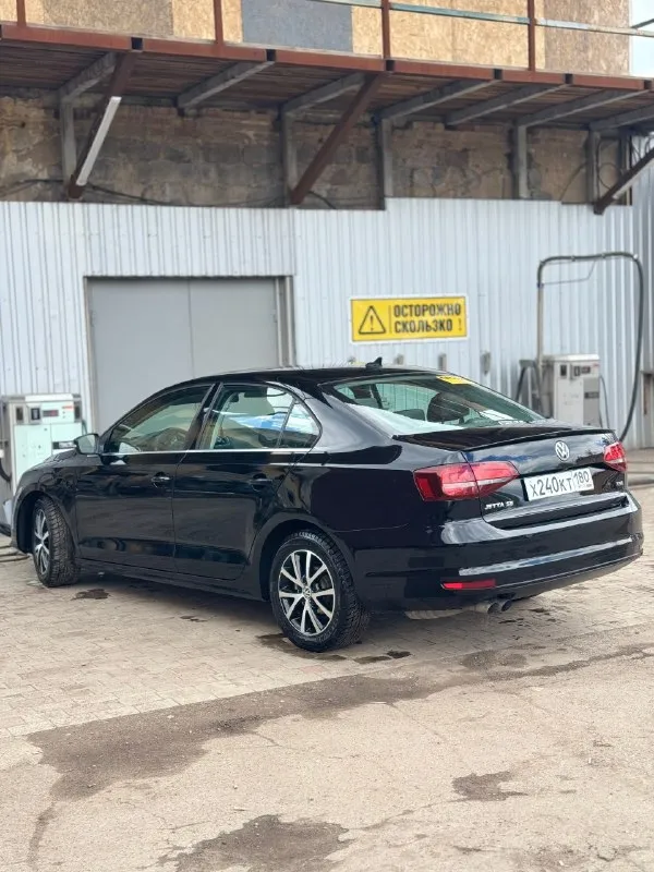Продам volkswagen jetta 2017 года 1.4 турбо 104000 км пробег состояние отличное, работает ровно, масло ни грамма не расходует. коробка автомат, переключает плавно без рывков пинков. по ходовой никаких нареканий. комплектация se (кожа, без ключевой доступ, старт стоп, слепые зоны, подогрев сидений, зеркал и заднего стекла, люк) все работает. летняя новая резина + зимняя новая так же цена 1.3🍋 +7949 026 01 01 📞 звоните: +7(949)0260101 - фотография - 2