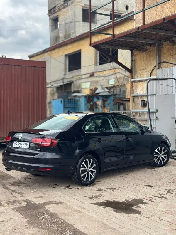 Продам volkswagen jetta 2017 года 1.4 турбо 104000 км пробег состояние отличное, работает ровно, масло ни грамма не расходует. коробка автомат, переключает плавно без рывков пинков. по ходовой никаких нареканий. комплектация se (кожа, без ключевой доступ, старт стоп, слепые зоны, подогрев сидений, зеркал и заднего стекла, люк) все работает. летняя новая резина + зимняя новая так же цена 1.3🍋 +7949 026 01 01 📞 звоните: +7(949)0260101 - фотография - 3