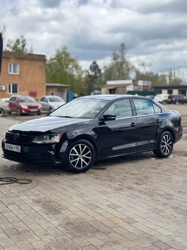 Продам volkswagen jetta 2017 года 1.4 турбо 104000 км пробег состояние отличное, работает ровно, масло ни грамма не расходует. коробка автомат, переключает плавно без рывков пинков. по ходовой никаких нареканий. комплектация se (кожа, без ключевой доступ, старт стоп, слепые зоны, подогрев сидений, зеркал и заднего стекла, люк) все работает. летняя новая резина + зимняя новая так же цена 1.3🍋 +7949 026 01 01 📞 звоните: +7(949)0260101 - фотография - 4