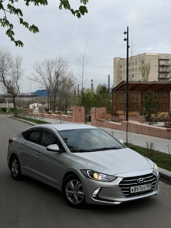🔥 hyundai elantra 2018 — современный, экономичный и комфортный седан! двигатель 1.6, бензин — работает ровно и стабильно: не дымит, масло не расходует, уверенно тянет и при этом радует экономичностью. — чистокровный автомат, переключает плавно и мягко. ходовка без шумов 💎 салон ухоженный и аккуратный 🚘 автомобиль полностью обслужен и готов к эксплуатации 📍 осмотр: донецк 🔄 возможен обмен 💳 возможна продажа в кредит 💰 цена: 1 080 000 ₽ (торг быстрым) ☎️ +7 949 742 53-98 📞 звоните: +7(949)7425398 - фотография - 1