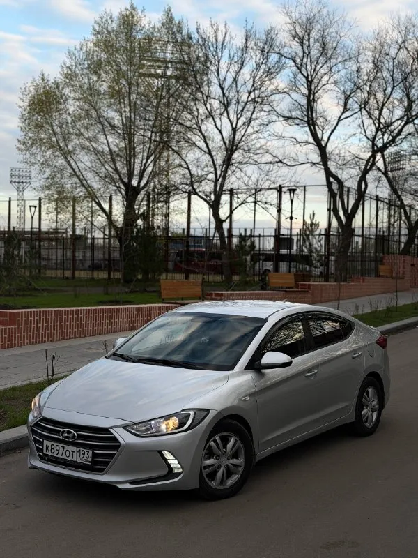🔥 hyundai elantra 2018 — современный, экономичный и комфортный седан! двигатель 1.6, бензин — работает ровно и стабильно: не дымит, масло не расходует, уверенно тянет и при этом радует экономичностью. — чистокровный автомат, переключает плавно и мягко. ходовка без шумов 💎 салон ухоженный и аккуратный 🚘 автомобиль полностью обслужен и готов к эксплуатации 📍 осмотр: донецк 🔄 возможен обмен 💳 возможна продажа в кредит 💰 цена: 1 080 000 ₽ (торг быстрым) ☎️ +7 949 742 53-98 📞 звоните: +7(949)7425398 - фотография - 3