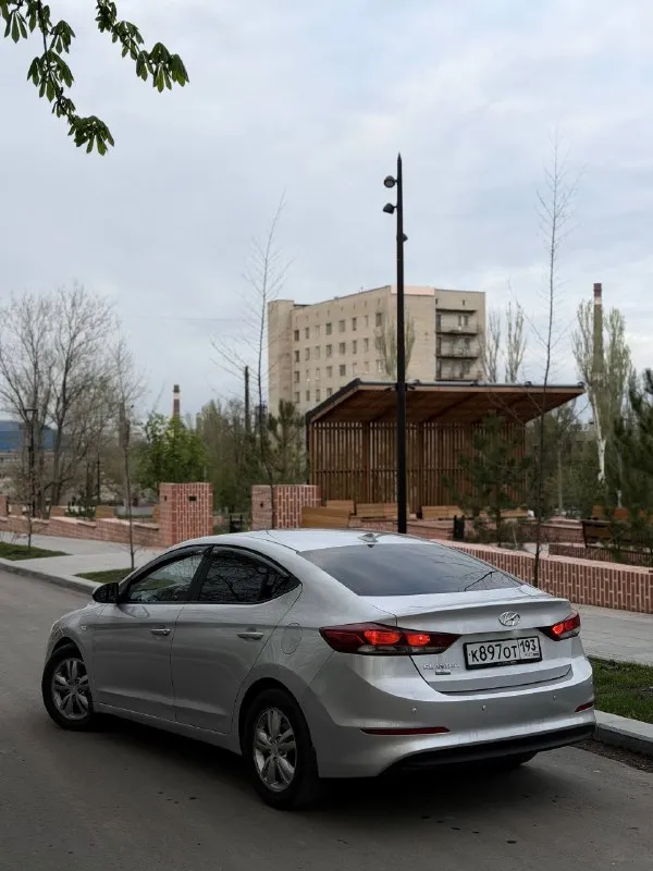 🔥 hyundai elantra 2018 — современный, экономичный и комфортный седан! двигатель 1.6, бензин — работает ровно и стабильно: не дымит, масло не расходует, уверенно тянет и при этом радует экономичностью. — чистокровный автомат, переключает плавно и мягко. ходовка без шумов 💎 салон ухоженный и аккуратный 🚘 автомобиль полностью обслужен и готов к эксплуатации 📍 осмотр: донецк 🔄 возможен обмен 💳 возможна продажа в кредит 💰 цена: 1 080 000 ₽ (торг быстрым) ☎️ +7 949 742 53-98 📞 звоните: +7(949)7425398 - фотография - 4