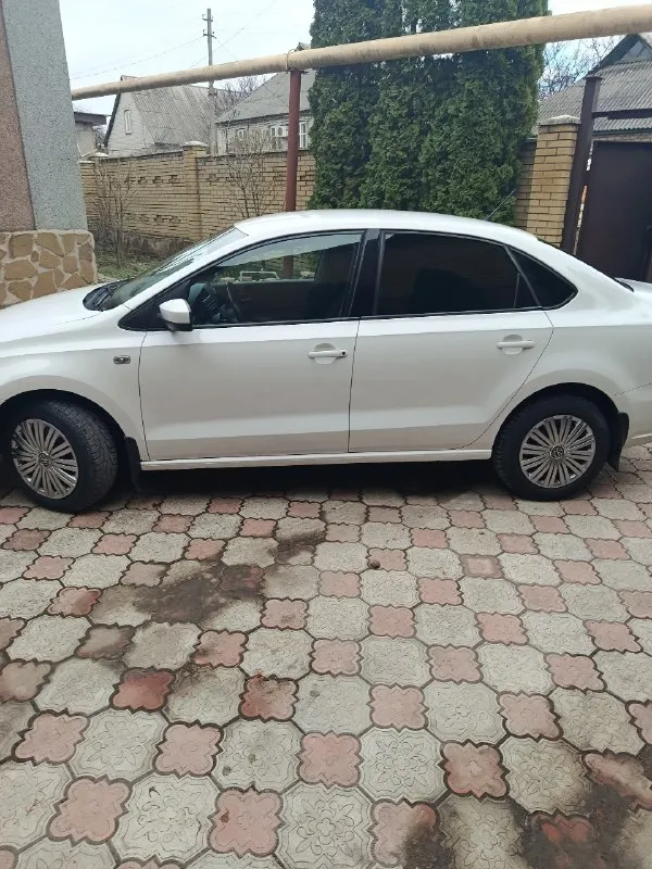Продам volkswagen polo год 2013 пробег 158тыс двигатель 1.6 кпп механика автомобиль в отличном состоянии для своих лет как технически так и внешне. без дтп, весь в заводском окрасе, все стекла заводские включая лобовое, без трещин и сколов. автомобиль с салона в ростовской обл. авто без вложений, сел и поехал. комплектация: климат, подогрев лобового, подогрев сидений, эл пакет. юридически чистый могу присутствовать при переоформлении в мрео осмотр макеевка цена 875тыс. торг уместен тел+79493179960 телеграмм+79493179960 📞 🇷🇺 звоните: +79493179960 - фотография - 3