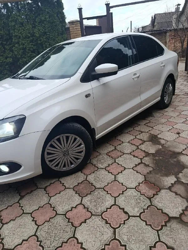 Продам volkswagen polo год 2013 пробег 158тыс двигатель 1.6 кпп механика автомобиль в отличном состоянии для своих лет как технически так и внешне. без дтп, весь в заводском окрасе, все стекла заводские включая лобовое, без трещин и сколов. автомобиль с салона в ростовской обл. авто без вложений, сел и поехал. комплектация: климат, подогрев лобового, подогрев сидений, эл пакет. юридически чистый могу присутствовать при переоформлении в мрео осмотр макеевка цена 875тыс. торг уместен тел+79493179960 телеграмм+79493179960 📞 🇷🇺 звоните: +79493179960 - фотография - 4