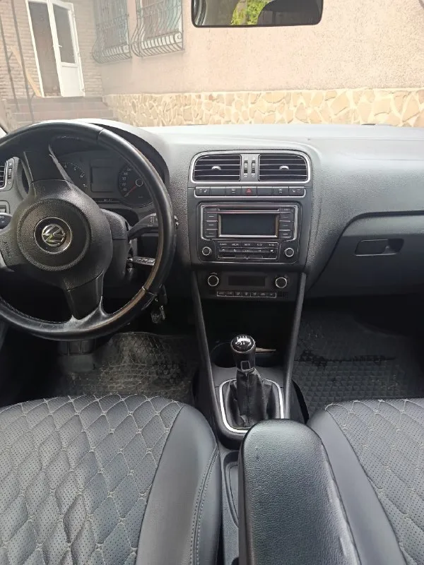 Продам volkswagen polo год 2013 пробег 158тыс двигатель 1.6 кпп механика автомобиль в отличном состоянии для своих лет как технически так и внешне. без дтп, весь в заводском окрасе, все стекла заводские включая лобовое, без трещин и сколов. автомобиль с салона в ростовской обл. авто без вложений, сел и поехал. комплектация: климат, подогрев лобового, подогрев сидений, эл пакет. юридически чистый могу присутствовать при переоформлении в мрео осмотр макеевка цена 875тыс. торг уместен тел+79493179960 телеграмм+79493179960 📞 🇷🇺 звоните: +79493179960 - фотография - 7