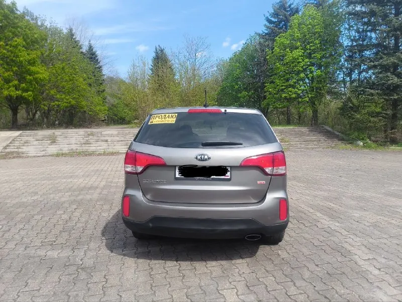 Продам kia sorrento 2 2013 года в эксплуатации с 2014 двигатель 2.4 бензин, масло не расходует от слова совсем, едет бодро, акпп автомат, вся в родном окрасе кроме заднего бампера. за машиной следил денег не жалел, видела всего одну зиму, так как сам работаю вахтами по 7-8 месяцев, машина стоит в теплом гараже, в придачу отдам комплект зимних колёс на дисках (проездили всего одну зиму). за машину не стыдно, любые проверки на любом сто, все жидкостя поменяны, сел и поехал! по всем вопросам звоните по номеру+79148655125 машина находится в макеевке, в владении пять лет, от машины не избавляясь, приобрел другое авто эта стоит в гараже без дела, цена 1.550000 - фотография - 1