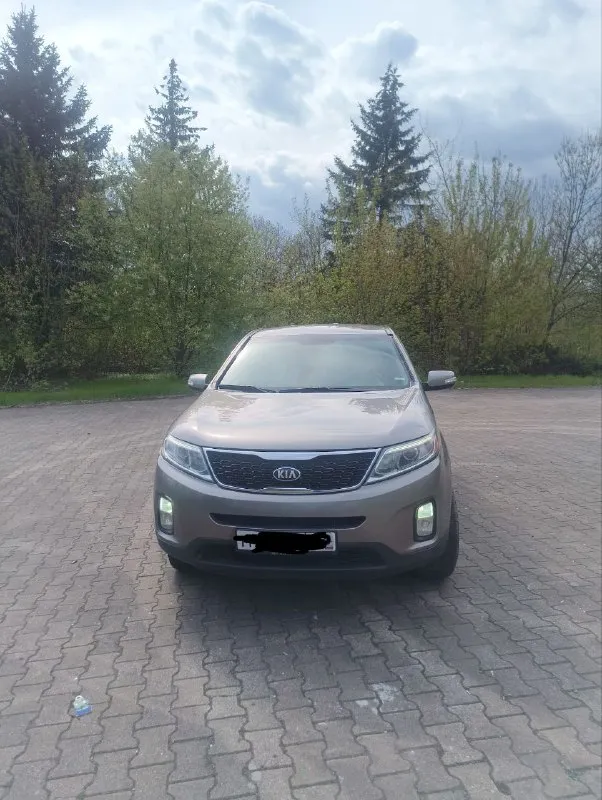 Продам kia sorrento 2 2013 года в эксплуатации с 2014 двигатель 2.4 бензин, масло не расходует от слова совсем, едет бодро, акпп автомат, вся в родном окрасе кроме заднего бампера. за машиной следил денег не жалел, видела всего одну зиму, так как сам работаю вахтами по 7-8 месяцев, машина стоит в теплом гараже, в придачу отдам комплект зимних колёс на дисках (проездили всего одну зиму). за машину не стыдно, любые проверки на любом сто, все жидкостя поменяны, сел и поехал! по всем вопросам звоните по номеру+79148655125 машина находится в макеевке, в владении пять лет, от машины не избавляясь, приобрел другое авто эта стоит в гараже без дела, цена 1.550000 - фотография - 2