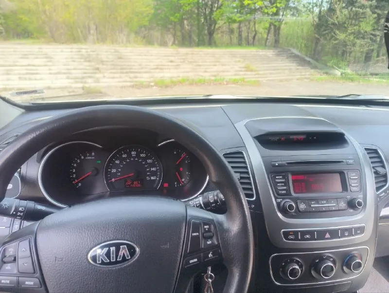 Продам kia sorrento 2 2013 года в эксплуатации с 2014 двигатель 2.4 бензин, масло не расходует от слова совсем, едет бодро, акпп автомат, вся в родном окрасе кроме заднего бампера. за машиной следил денег не жалел, видела всего одну зиму, так как сам работаю вахтами по 7-8 месяцев, машина стоит в теплом гараже, в придачу отдам комплект зимних колёс на дисках (проездили всего одну зиму). за машину не стыдно, любые проверки на любом сто, все жидкостя поменяны, сел и поехал! по всем вопросам звоните по номеру+79148655125 машина находится в макеевке, в владении пять лет, от машины не избавляясь, приобрел другое авто эта стоит в гараже без дела, цена 1.550000 - фотография - 4