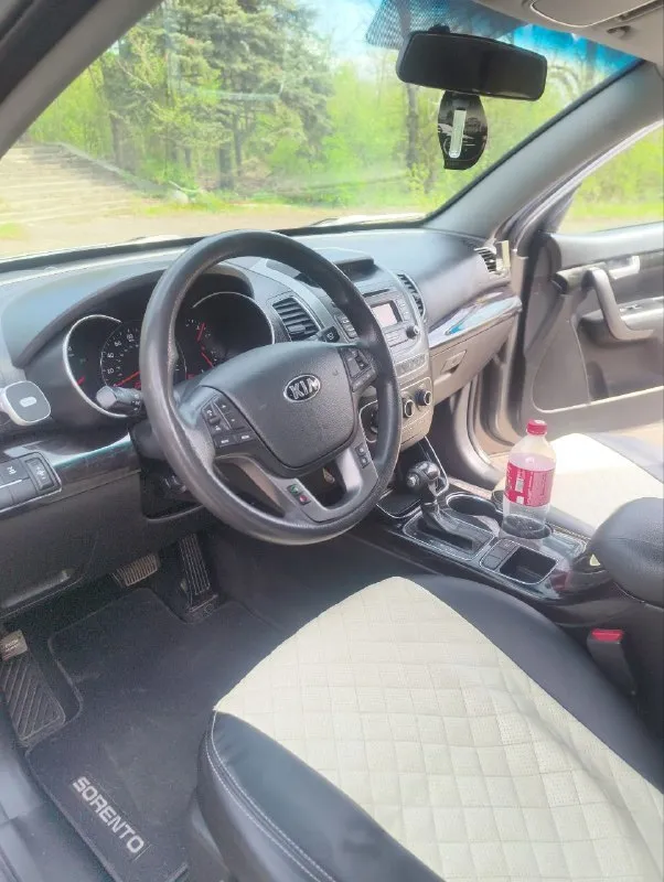 Продам kia sorrento 2 2013 года в эксплуатации с 2014 двигатель 2.4 бензин, масло не расходует от слова совсем, едет бодро, акпп автомат, вся в родном окрасе кроме заднего бампера. за машиной следил денег не жалел, видела всего одну зиму, так как сам работаю вахтами по 7-8 месяцев, машина стоит в теплом гараже, в придачу отдам комплект зимних колёс на дисках (проездили всего одну зиму). за машину не стыдно, любые проверки на любом сто, все жидкостя поменяны, сел и поехал! по всем вопросам звоните по номеру+79148655125 машина находится в макеевке, в владении пять лет, от машины не избавляясь, приобрел другое авто эта стоит в гараже без дела, цена 1.550000 - фотография - 5