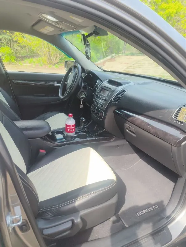Продам kia sorrento 2 2013 года в эксплуатации с 2014 двигатель 2.4 бензин, масло не расходует от слова совсем, едет бодро, акпп автомат, вся в родном окрасе кроме заднего бампера. за машиной следил денег не жалел, видела всего одну зиму, так как сам работаю вахтами по 7-8 месяцев, машина стоит в теплом гараже, в придачу отдам комплект зимних колёс на дисках (проездили всего одну зиму). за машину не стыдно, любые проверки на любом сто, все жидкостя поменяны, сел и поехал! по всем вопросам звоните по номеру+79148655125 машина находится в макеевке, в владении пять лет, от машины не избавляясь, приобрел другое авто эта стоит в гараже без дела, цена 1.550000 - фотография - 6