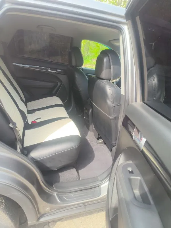 Продам kia sorrento 2 2013 года в эксплуатации с 2014 двигатель 2.4 бензин, масло не расходует от слова совсем, едет бодро, акпп автомат, вся в родном окрасе кроме заднего бампера. за машиной следил денег не жалел, видела всего одну зиму, так как сам работаю вахтами по 7-8 месяцев, машина стоит в теплом гараже, в придачу отдам комплект зимних колёс на дисках (проездили всего одну зиму). за машину не стыдно, любые проверки на любом сто, все жидкостя поменяны, сел и поехал! по всем вопросам звоните по номеру+79148655125 машина находится в макеевке, в владении пять лет, от машины не избавляясь, приобрел другое авто эта стоит в гараже без дела, цена 1.550000 - фотография - 7