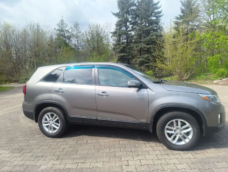 Продам kia sorrento 2 2013 года в эксплуатации с 2014 двигатель 2.4 бензин, масло не расходует от слова совсем, едет бодро, акпп автомат, вся в родном окрасе кроме заднего бампера. за машиной следил денег не жалел, видела всего одну зиму, так как сам работаю вахтами по 7-8 месяцев, машина стоит в теплом гараже, в придачу отдам комплект зимних колёс на дисках (проездили всего одну зиму). за машину не стыдно, любые проверки на любом сто, все жидкостя поменяны, сел и поехал! по всем вопросам звоните по номеру+79148655125 машина находится в макеевке, в владении пять лет, от машины не избавляясь, приобрел другое авто эта стоит в гараже без дела, цена 1.550000 - фотография - 8