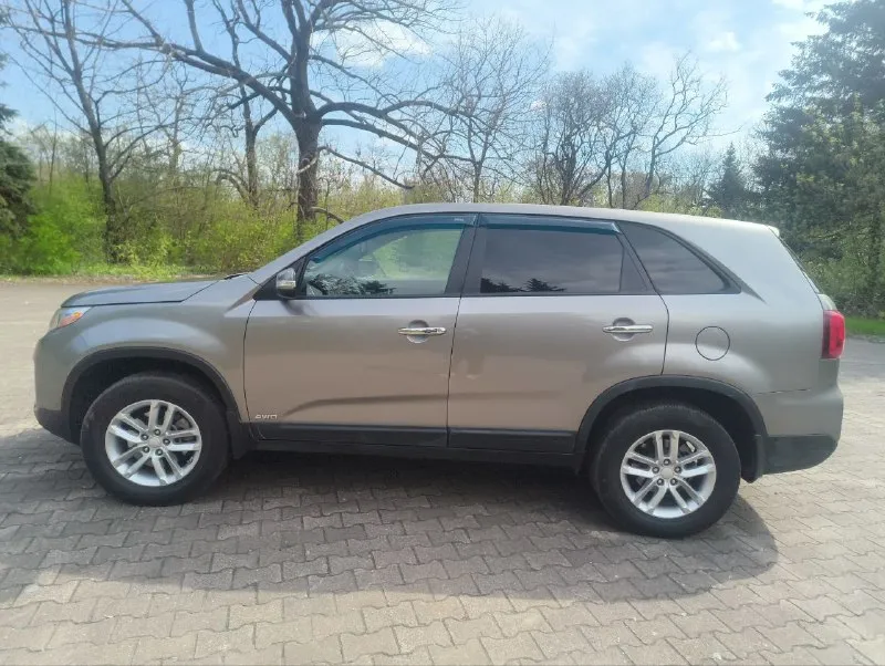 Продам kia sorrento 2 2013 года в эксплуатации с 2014 двигатель 2.4 бензин, масло не расходует от слова совсем, едет бодро, акпп автомат, вся в родном окрасе кроме заднего бампера. за машиной следил денег не жалел, видела всего одну зиму, так как сам работаю вахтами по 7-8 месяцев, машина стоит в теплом гараже, в придачу отдам комплект зимних колёс на дисках (проездили всего одну зиму). за машину не стыдно, любые проверки на любом сто, все жидкостя поменяны, сел и поехал! по всем вопросам звоните по номеру+79148655125 машина находится в макеевке, в владении пять лет, от машины не избавляясь, приобрел другое авто эта стоит в гараже без дела, цена 1.550000 - фотография - 9